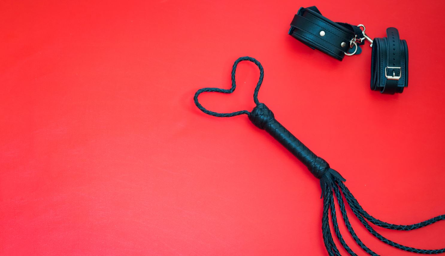 Sfeerbeeld zweep en handboeien bij BDSM-tips voor beginners